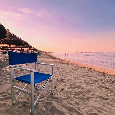 Apartment Ninas - Steps From The With Wifi And Air Conditioning