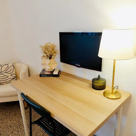 Ninas - Steps From The With Wifi And Air Conditioning Apartment *