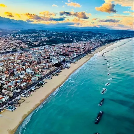 Apartment Ninas - Steps From The With Wifi And Air Conditioning