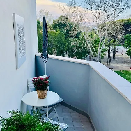 Ninas - Steps From The With Wifi And Air Conditioning Apartment *